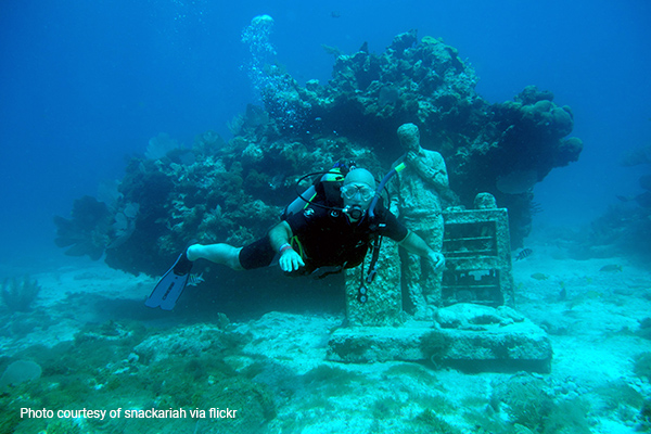 diver visiting Museo-Subacuatico de Arte