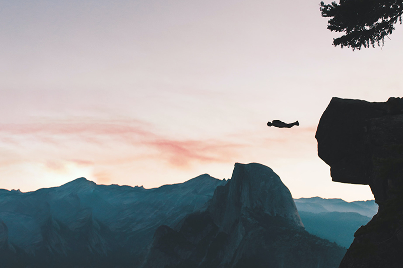 ¿Es seguro el salto BASE y puedo viajar para practicarlo?