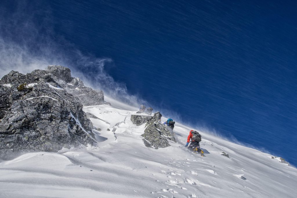 Alpinismo invernal en el Everest y el Aconcagua: Cumbres Autosuficientes